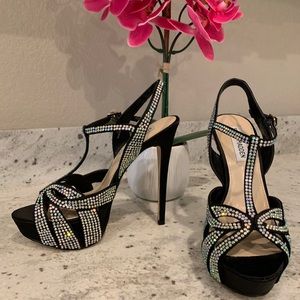 Beautiful black strapped stiletto heels💁🏻‍♀️